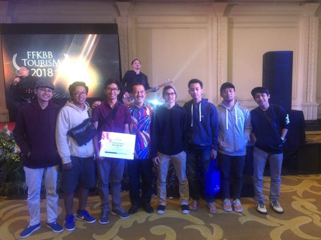Mahasiswa D4 Sistem Multimedia menerima hadiah dari Bupati Bandung Barat Yayat T Soemitra