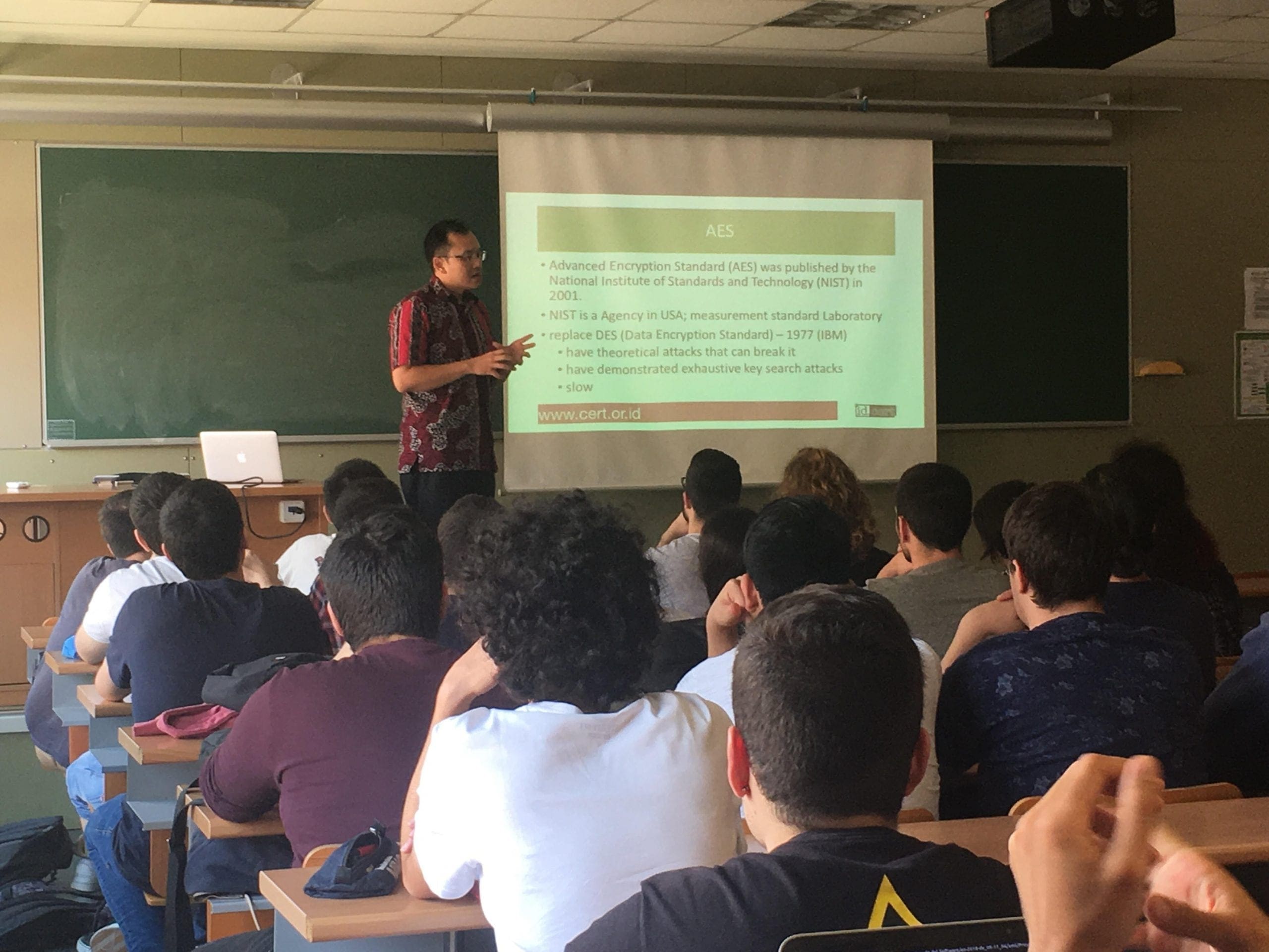 Dosen Fakultas Ilmu Terapan memberi Kuliah Tamu di Barcelona Spanyol